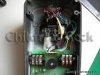 Bisogna anzitutto acquistare un led (quello usato in questo progetto è un led di colore blu) e un pulsante da sostituire a quello già presente nel wah, con 6 connettori. Nella foto a fianco vediamo cosa collegare a questi 6 connettori: 1-cavo rosso che si sdoppia a Y, andandosi a collegare alla batteria e al circuito come spiegato nella foto successiva. 2-un polo del led (l'altro polo va collegato direttamente al potenziometro del wah). 3-niente. 4-i due cavetti blu: uno al potenziometro del wah, l'altro sul circuito. 5-cavetto viola che va al circuito. 6-cavetto verde che va al circuito.